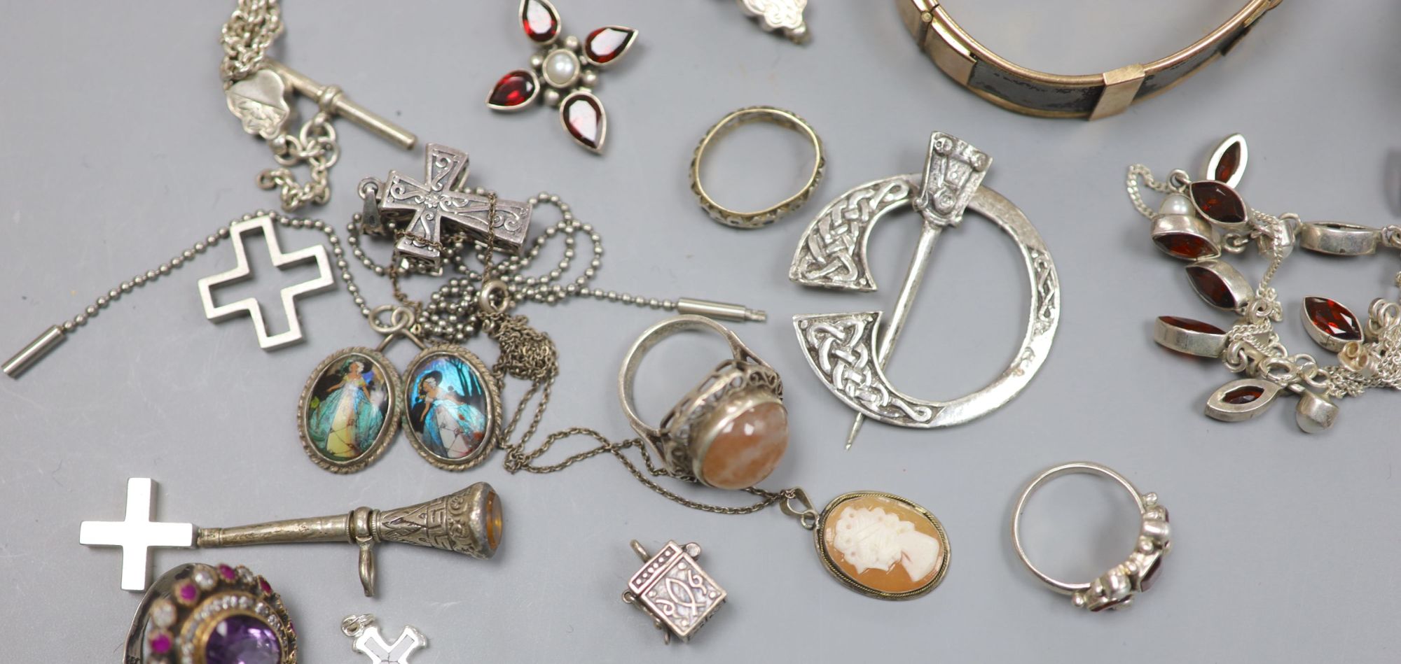 Assorted jewellery including Scottish silver brooch, a white metal albertina, a 925 and paste set dress ring etc.